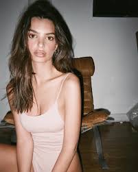 Emily Ratajkowski On Instagram Inamoratawoman Emily Ratajkowski Model Celebs