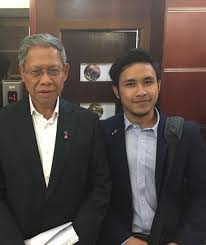 Pegawai tadbir utama bagi jabatan perdana menteri ialah ketua setiausaha negara (ksn), yang juga sebagai ketua setiausaha (ksu). Dr Maszlee Ada 10 Pegawai Khas Apa Je Kerja Diorang Sebenarnya Soscili