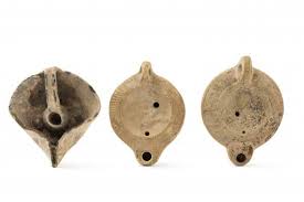 Lot De Deux Lampes A Huile A Bec En Coeur Aux Medaillons Presentant Un Buste Archeologie Et Prehistoire A Millon Lampe A Huile Prehistoire Archeologie