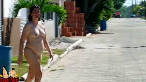 裸体管家Regina Noir在睡房整理床上用品