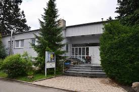 Es verfügt über 92 plätze, die ausschließlich aus einzelzimmern bestehen und sich auf drei wohnbereiche verteilen. Dietrich Bonhoeffer Haus Grenzach Wyhlen Badische Zeitung Ticket