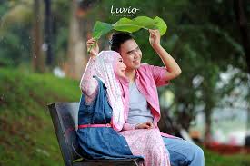 Background yang digunakan misalnya warna kontras. Foto Prewedding Unik