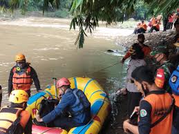 Check spelling or type a new query. Kapolsek Ciampea Dan Bpbd Evakuasi Remaja Tenggelam Di Sungai Cisadane Portal Berita Bogor