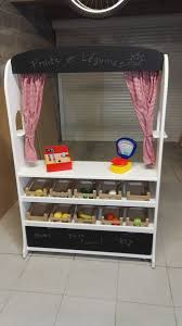Fabriquer Une Marchande Theatre En Bois Pour Enfants Avec Cagettes Pour Fruits Et Legumes Marchande Bois Marchand Bois
