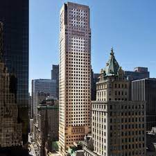 L'immeuble a repris et conservé les façades d'anciens immeubles plus petits. 712 Fifth Avenue Paramount Group Inc