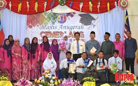 Jawatankuasa induk hari anugerah cemerlang 2012penasihat : Majlis Anugerah Cemerlang Pendorong Pelajar Terus Bersaing Utusan Borneo Online