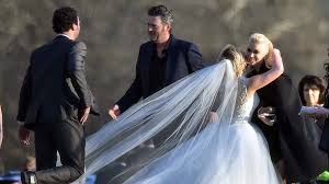 Gwen Stefani And Blake Shelton Are Inseparable At Raelynn S Wedding Pics Gwen Stefani And Blake Gwen And Blake Celebrity Bride