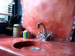 Le tadelakt traditionnel étant pigmenté avec des couleurs « terre », choisissez plutôt des tons chauds comme l'ocre ou le rouge orangé pour calquer. Tadelakt Marocain La Maison Buissonniere
