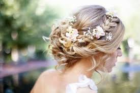 Die frischen ideen und anleitungen verbessern ihren stil und sparen ihnen eine menge zeit! Blumenkrone Fur Die Hochzeit Fur Romantische Frisuren Flechtfrisuren Braut Romantische Frisuren Hochzeitsfrisuren