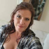 Kelly Lennox's Instagram, Twitter & Facebook