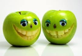 Le Vrai Visage Des Fruits More Here Http Www Topito Com Top Photos Fruits Legumes Visages Utm Sourc Fruits Amusants Nourriture Drole Sculptures De Fruits