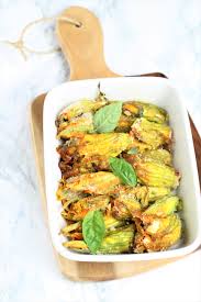 Pulite i fiori di zucca: Fiori Di Zucca Ripieni Con Ricotta Di Capra E Pomodori Secchi Tacchi E Pentole