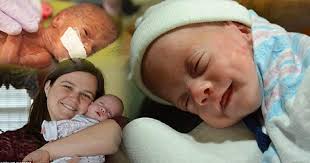 Πρόωρο μωρό επιβιώνει μετά από 80-ήμερη μάχη στο νοσοκομείο και αυτές οι  φωτογραφίες μαρτυρούν το πέρασμα του από το θάνατο στη ζωή