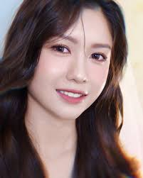 新中式旗袍造型温柔又清冷感您好我是KIMIYO 化妆造型师也是两个孩子的妈妈是工作也是热爱那份坚持的动力来自于