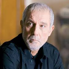 Ömer faruk bostan küçük yaşlarda müziğe büyük ilgi duyduğunu ve müzik öğretmenininde kendisini desteklemesiyle 15'li yaşlara geldiğinde düğünlerde sahne almaya ve saz çalmaya başlamıştır. R2i3cipjxryp5m