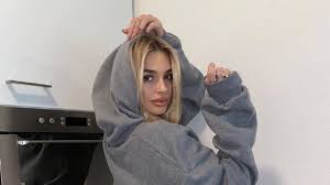 Menig bachelor gebruikt het ook als opstapje naar een leven in de schijnwerpers. Gaby Blaaser In Tight Leopard Top On Insta Photo Archyworldys