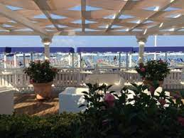 Bagno milano a marina di massa è bar e ristorante con specialità di mare, deliziosi panini e insalate. Bagni A Marina Di Massa