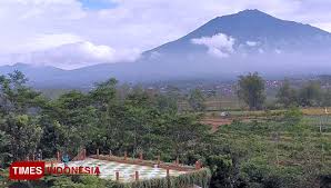 Gunung putri tidur berlokasi di kabupaten malang, kurang lebih sekitar 29 km arah barat kota malang. Recommended Nendes Kombet Cafe Hadir Dengan Sejuta Pemandangan Alam Times Indonesia