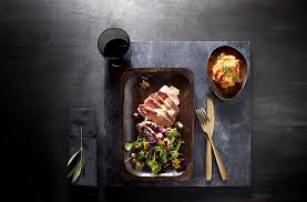 Hoofdgerecht Eendenborstfilet Met Abrikoos Chiliglacering Puree Van Zoete Aardappel Salade Van Winterpostelein Aardappel Salade Zoete Aardappel Aardappel