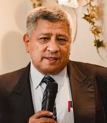 Hernán Cabrera Maraz es periodista hace 25 años. Trabajó en los diarios El  Deber, El Día, La Estrella del Oriente. Fue representante departamental en  Santa Cruz de la Defensoría del Pueblo (2010-2016).