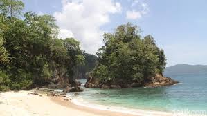 Kami pun menyediakan paket wisata banyuwangi teluk biru yang bisa anda pahami dengan lengkap informasi berupa harga, itinerary, dan fasilitas yang kami berikan. Foto Pantai Teluk Ijo Banyuwangi Si Cantik Yang Memikat Hati