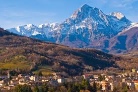 Beautiful places both in winter. L Ombra Del Gran Sasso Una Leggenda Abruzzese Nata Piu Di 126 Anni Fa Virtu Quotidiane Il Quotidiano Enogastronomico Abruzzese