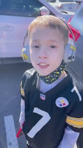 Shawn Boyd giving his momma an autograph 💜