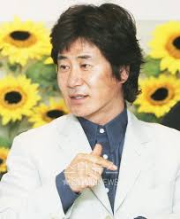 우리 아빠 홈런 은 유동근이 1990년대 들어와 부드러운 이미지를 겸비하는 데 상당한 도움을 주었고, 1999년에는 kbs 2tv 누룽지 선생님과 감자 일곱 개 의 주연을 맡아 활약했다. ìœ ë™ê·¼ í­í–‰ ì•„ë‹ˆë‹¤ íž˜ì´ì—†ì–´ ë‹¹í•œë‹¤ ì¸í„°ë·° ìŠ¤íƒ€ë‰´ìŠ¤
