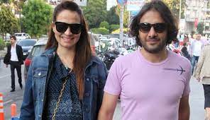 Ebru akel ve özer sancak çifti anlaşmalı olarak tek celsede boşandı. Ebru Akel Ile Ethem Sancak In Oglu Ozer Sancak Tek Celsede Bosandi