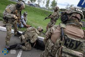 У харкові контррозвідка сбу затримала зрадника, який працював на російську військову розвідку (відео). Sbu Razoblachila Bandu Kotoraya Pohishala I Pytala Lyudej U Ee Chlenov Byli Svyazi V Pravoohranitelnyh Organah Gromadskoe Televidenie Gromadskoe Televidenie