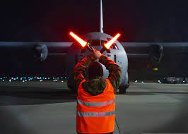 Syarat jadi tukang parkir pesawat dan berapa sih gaji marshaller pesawat. Gaji Marshaller Alias Tukang Parkir Pesawat Di Indonesia Berapa Ya Mau Ambil Licensi Marshaller Di Sulfec Aja Semua Licenci Lengkappppp Sekolah Penerbangan Sulawesi Flight