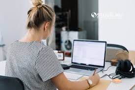 Penyakit ini juga bisa terjadi akibat posisi kerja yang tidak ergonomis hingga beban kerja yang berlebih. 7 Tips Ampuh Menghadapi Gangguan Umum Pada Fokus Kerja