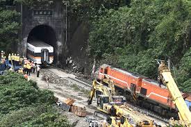 台鐵 太魯閣號花蓮出軌造成重大死傷，衛生福利部4日新增 捐款 管道，協助0402台鐵太魯閣號事故受災民眾。 網路流傳所謂葉匡時貼文： 衞福部憑什麼資格成立捐款專戶？ 1.受傷民眾理應接受出事單位的醫療服務及費用賠償，不是嗎？ D8ykt9mcddmmum