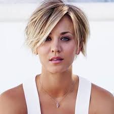 Idee Coiffure Description Kaley Cuco Et Son Carre Plongeant Court Avec Frange Asymetrique Che Cheveux Courts Blonds Coupe De Cheveux Courte Coupe De Cheveux