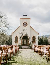 Modern Meets Western This Couple Said Their Vows At The Chapel From Westworld Green Wedding Shoes Chapel Wedding Western Wedding Paramount Ranch