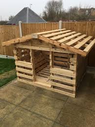 Pallet Playhouse Http Smallhousediy Com Category Building A Playhouse Playhousediy Buildplayhouses Pallet Playhouse Pallet Dog House Pallet House