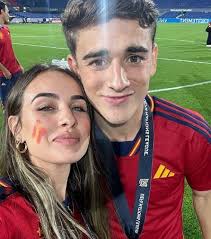 Su hermana, una 'novia' influencer... Los apoyos de Gavi en su peor momento 