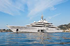 In 2015, while vacationing in the south of france, prince mohammed bin salman of saudi arabia bought the vessel for approximately €500 million. Bill Gates Kauft Erste Superjacht Mit Wasserstoffantrieb Manager Magazin