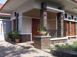 Teras rumah sangat berfungsi untuk menerima kedatangan tamu dari luar, entah itu saudara kita, teman sahabat kita, bahkan kakek atau nenek kita. 63 Teras Rumah Minimalis Batu Alam Yang Tampak Natural Dan Asri Disain Rumah Kita