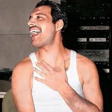 One of the secrets of Freddie Mercury's vocal recording and talent is  precisely the shape of his teeth. The latter have contributed to his  interpretation style even deeper. Not in vain, Queen's