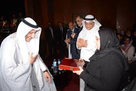 حينما تشرف الشاعر بإهداء والدته درع التكريم الذي قدم له من وزارة الثقافة أمسية سرب أوطان للشاعر السعودي حسان علي الطيار أول شاعر خ Captain Hat Captain Coat