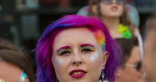 Třpytky v dekoltu a nepřehlédnutelné kostýmy. Podívejte se na bláznivé  outfity ze světových pride pochodů