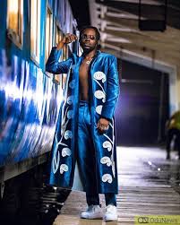 The ybnl record singer was previously known to photoshop himself into pictures of celebrities before his music fame. So Emotional Simi And Adekunle Gold Share Their Love Story