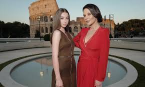 Кэтрин зета джонс (53 фото). Catherine Zeta Jones Daughter Gives Her A Real Scare
