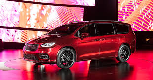 Explore the 2021 chrysler pacifica hybrid. 2021 Chrysler Pacifica Priced From 36 540 Awd Adds 2 995 Roadshow