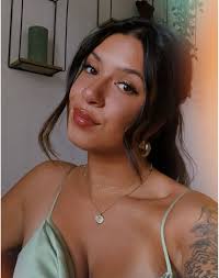 Ik heb 9/10 keer als ik op vakantie ben dat mensen in hun taal tegen me  beginnen te praten alsof ik daar ook vandaan kom, oprecht benieuwd: welke  afkomst denken jullie dat