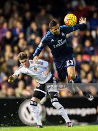 De 8:30 a 14:30 horas. Rodrigo De Paul Of Valencia Cf Competes For The Ball With Danilo Da In 2020 Sports Images Valencia Competing
