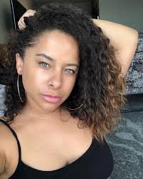 Bonjour. My hair growth journey isn't finished. I'm trying to be Diana Ross  in this bih. Remember when I had the blonde weave? Oh gosh that was bad. I  was just frying