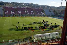 Alberto bigon raccoglie in panchina l'eredità di ottavio bianchi, con la squadra partenopea rinforzata dagli arrivi di massimo mauro preso dalla juventus, di gianfranco zola arrivato dalla torres sassari e di marco baroni pescato nel lecce. Pablito L Omaggio Di Perugia Il Feretro Allo Stadio Curi Foto Sportmediaset