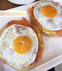 fashion food travel on instagram huevos benedictinos los amo con locura este lugar es perfecto para desayunar doscucharas es food breakfast eggs